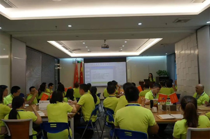 7月13日晚，賴厚平董事長在博皓總部中心會議室給我們進行了關于《客戶價值》的培訓。