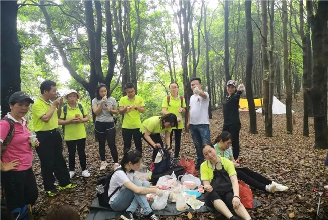 博皓人勞作過后，分享、享受美食