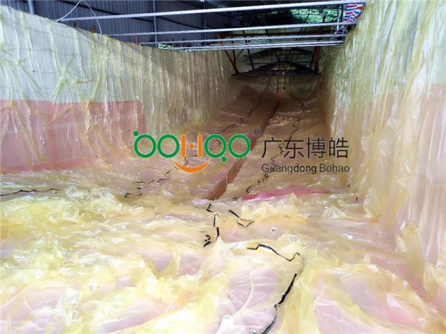 完成鋪層后，用真空袋覆蓋好