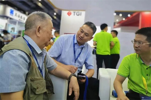 中國復合材料工業協會特邀顧問,中國SMC之父,黃家康到博皓展臺交流指導