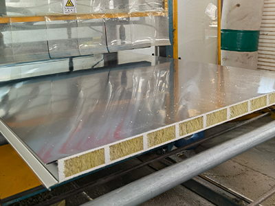 巖棉夾芯板在廠房建設(shè)中如何提升隔熱性能？